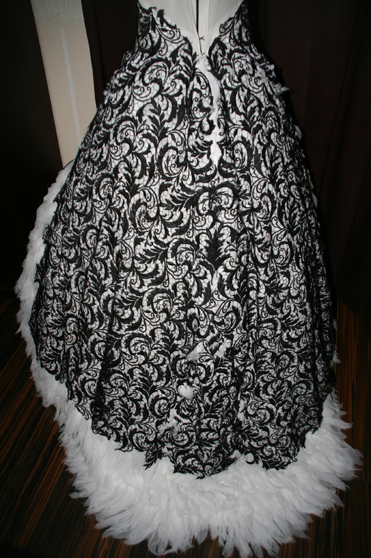 Brautkleid schwarz weiss Fleur