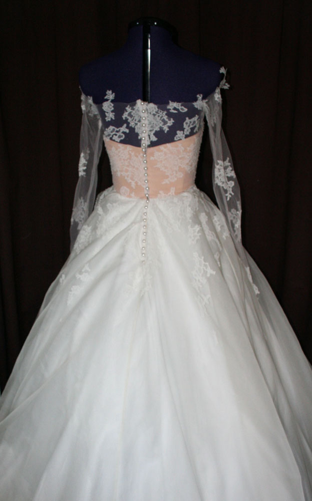 Tayara_Kleid_hinten Rückansicht Brautkleid mit Spitzenverzierung